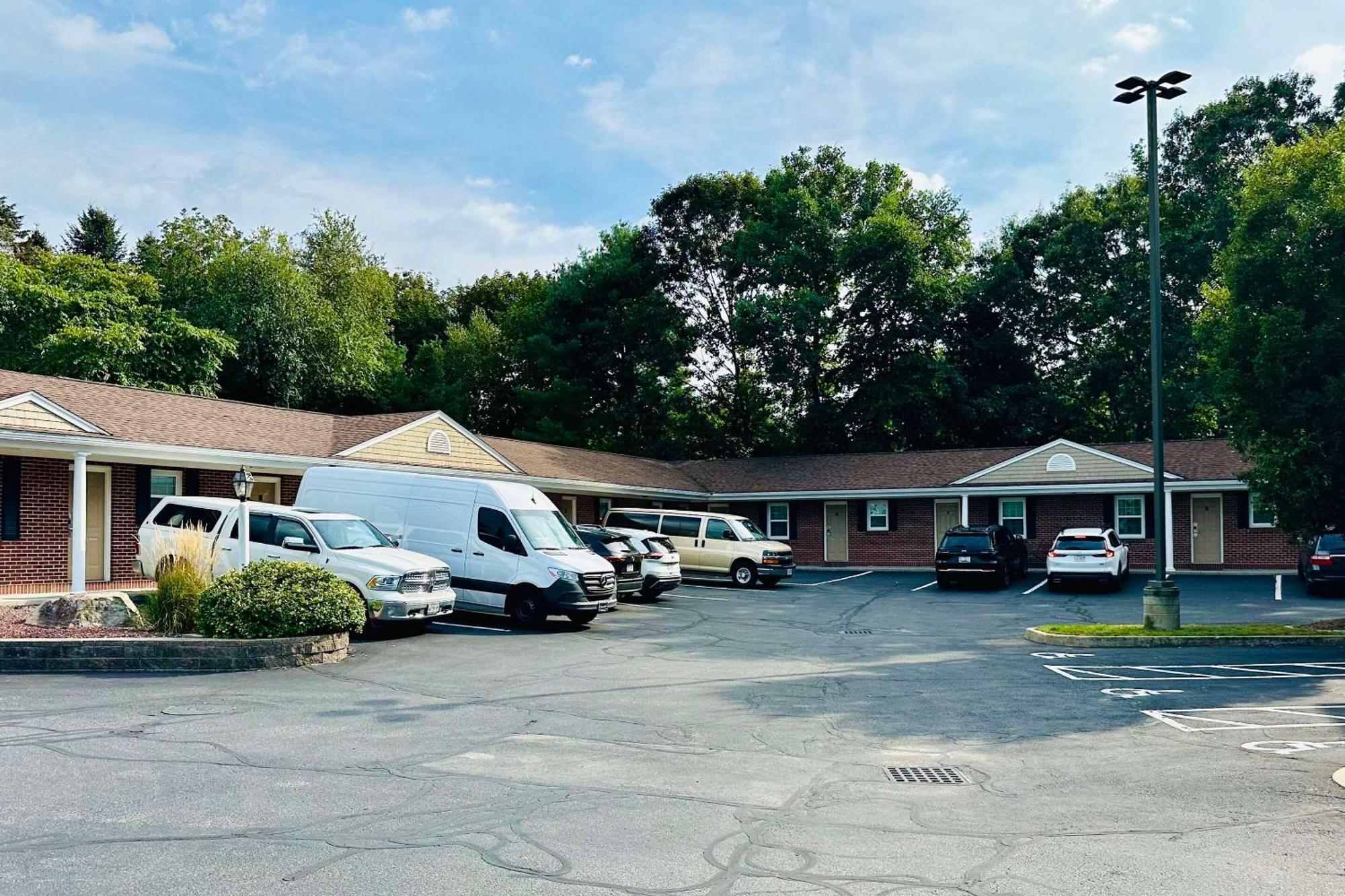 Comfort Inn & Suites Sturbridge-Brimfield Extérieur photo