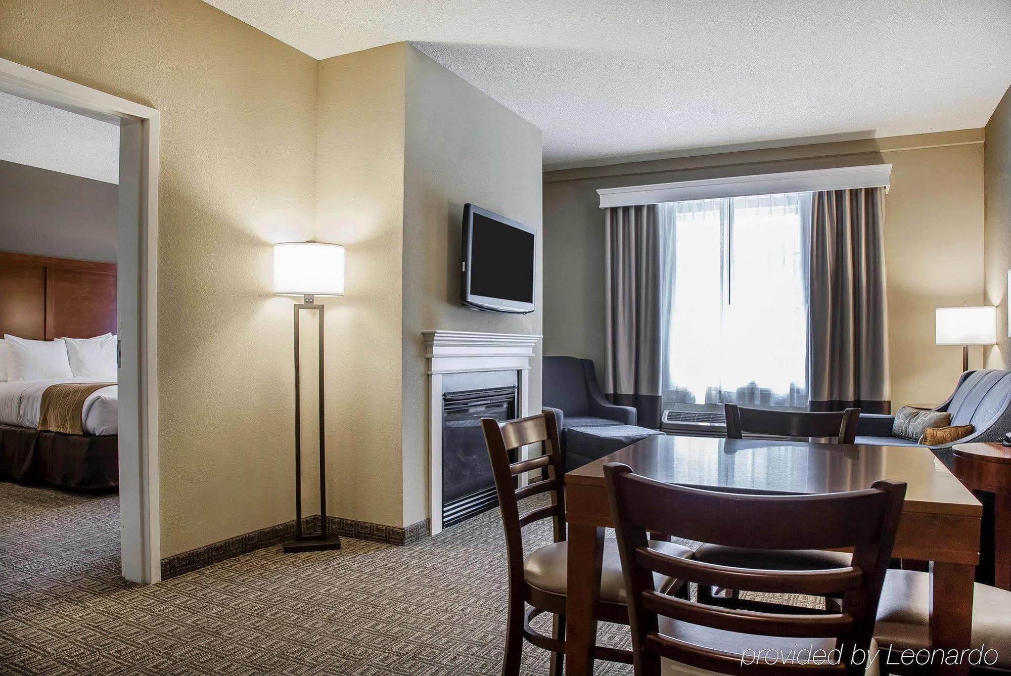Comfort Inn & Suites Sturbridge-Brimfield Extérieur photo