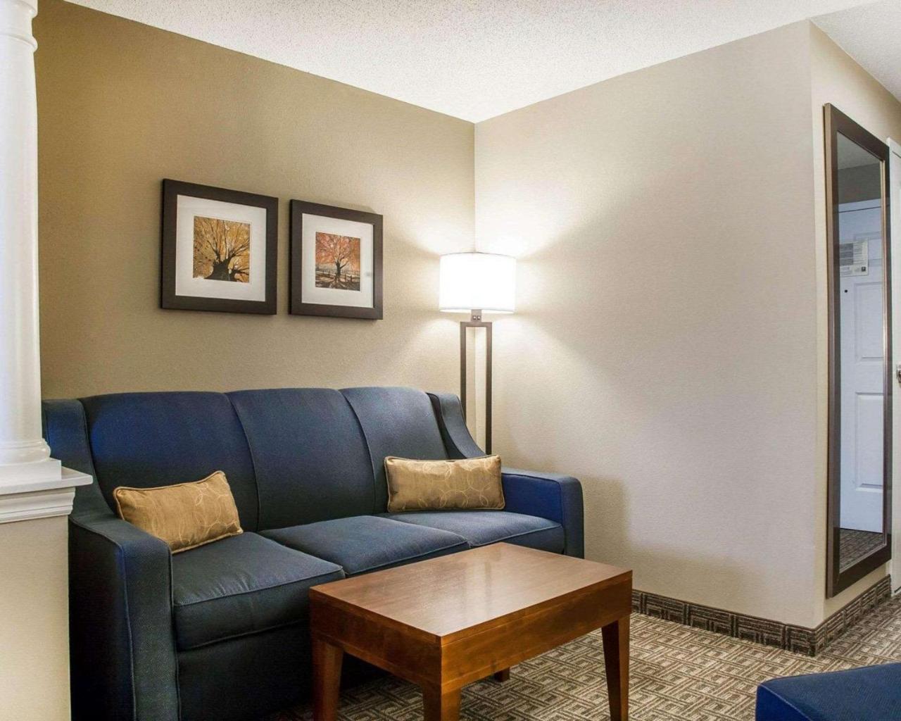 Comfort Inn & Suites Sturbridge-Brimfield Extérieur photo