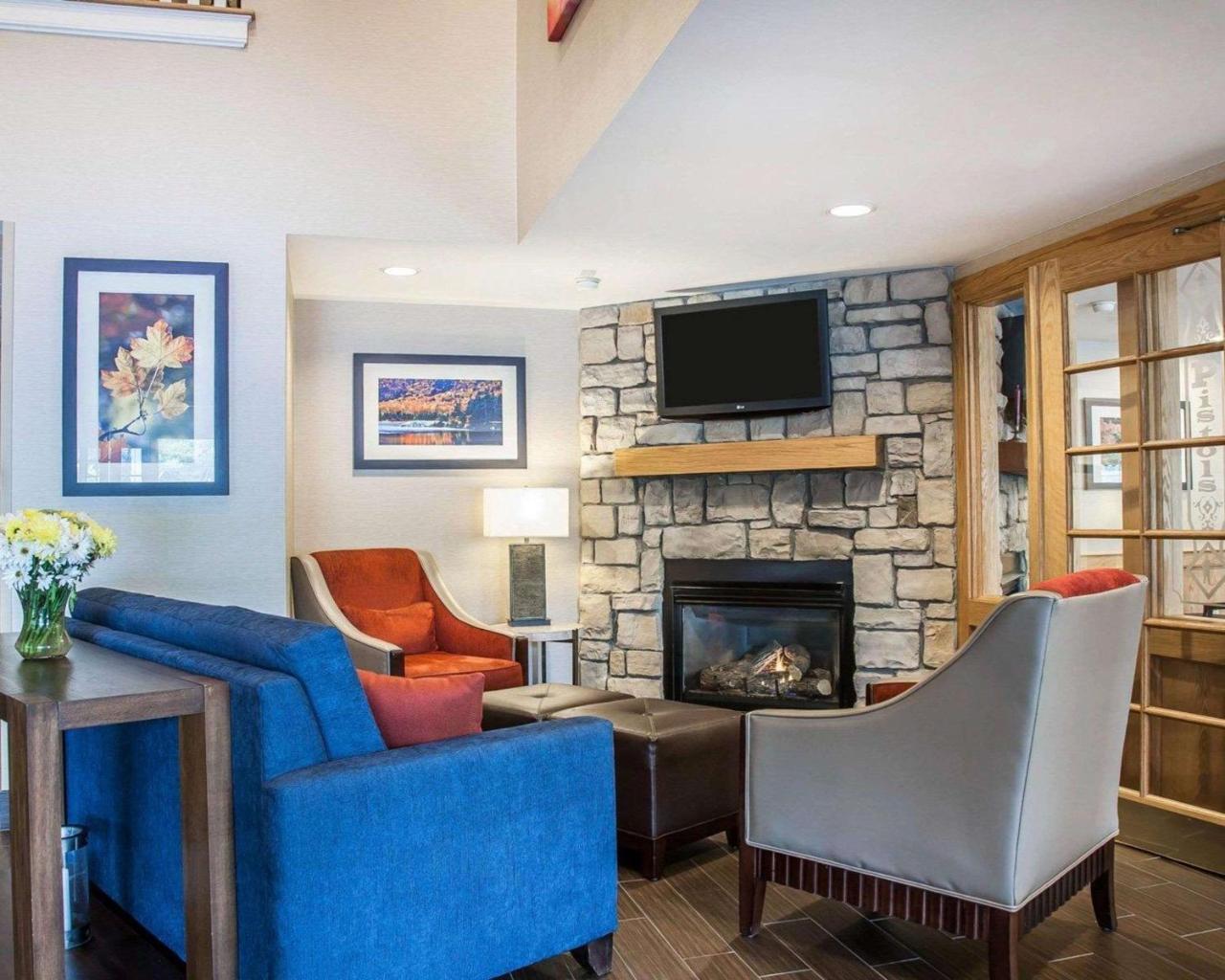 Comfort Inn & Suites Sturbridge-Brimfield Extérieur photo