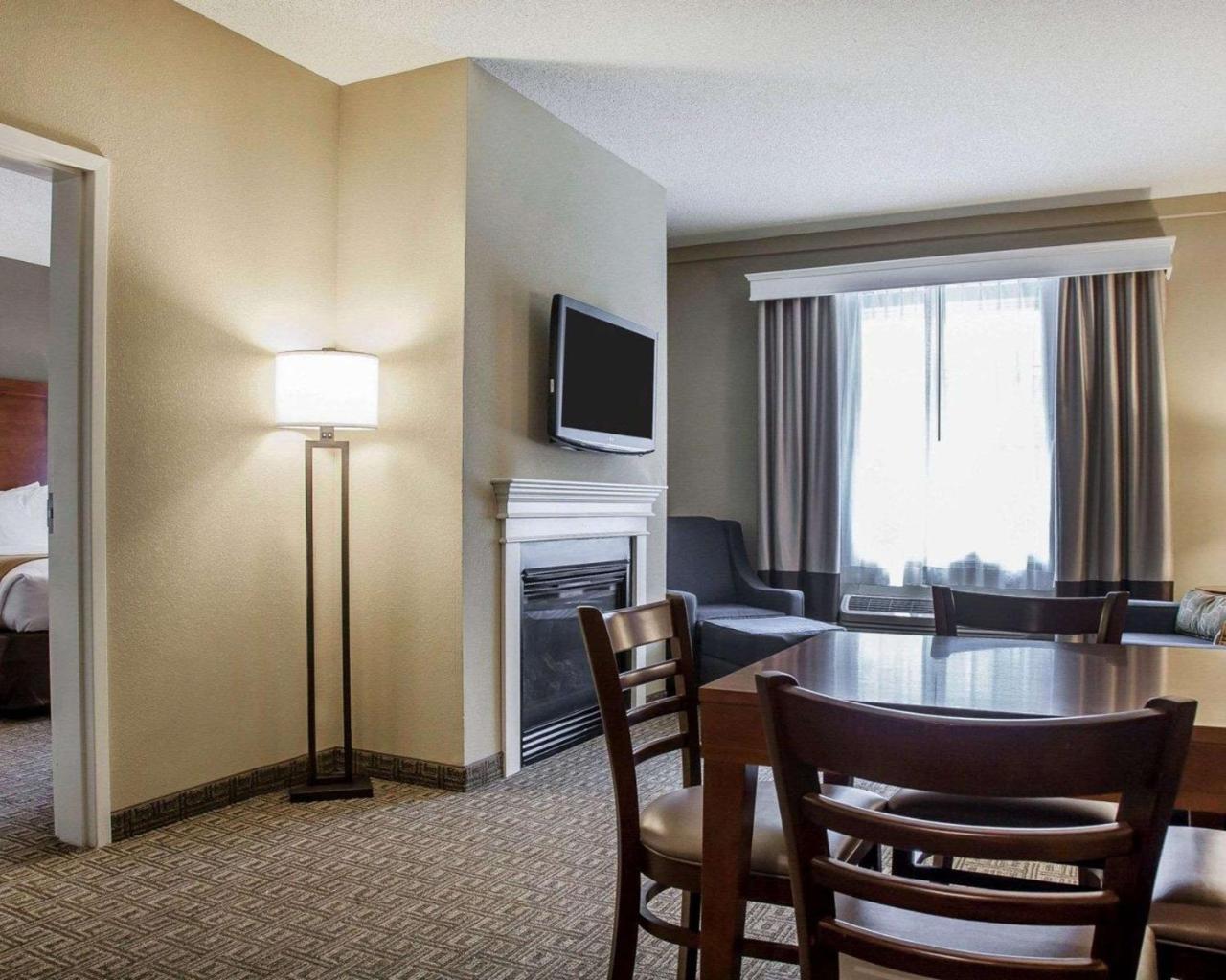 Comfort Inn & Suites Sturbridge-Brimfield Extérieur photo